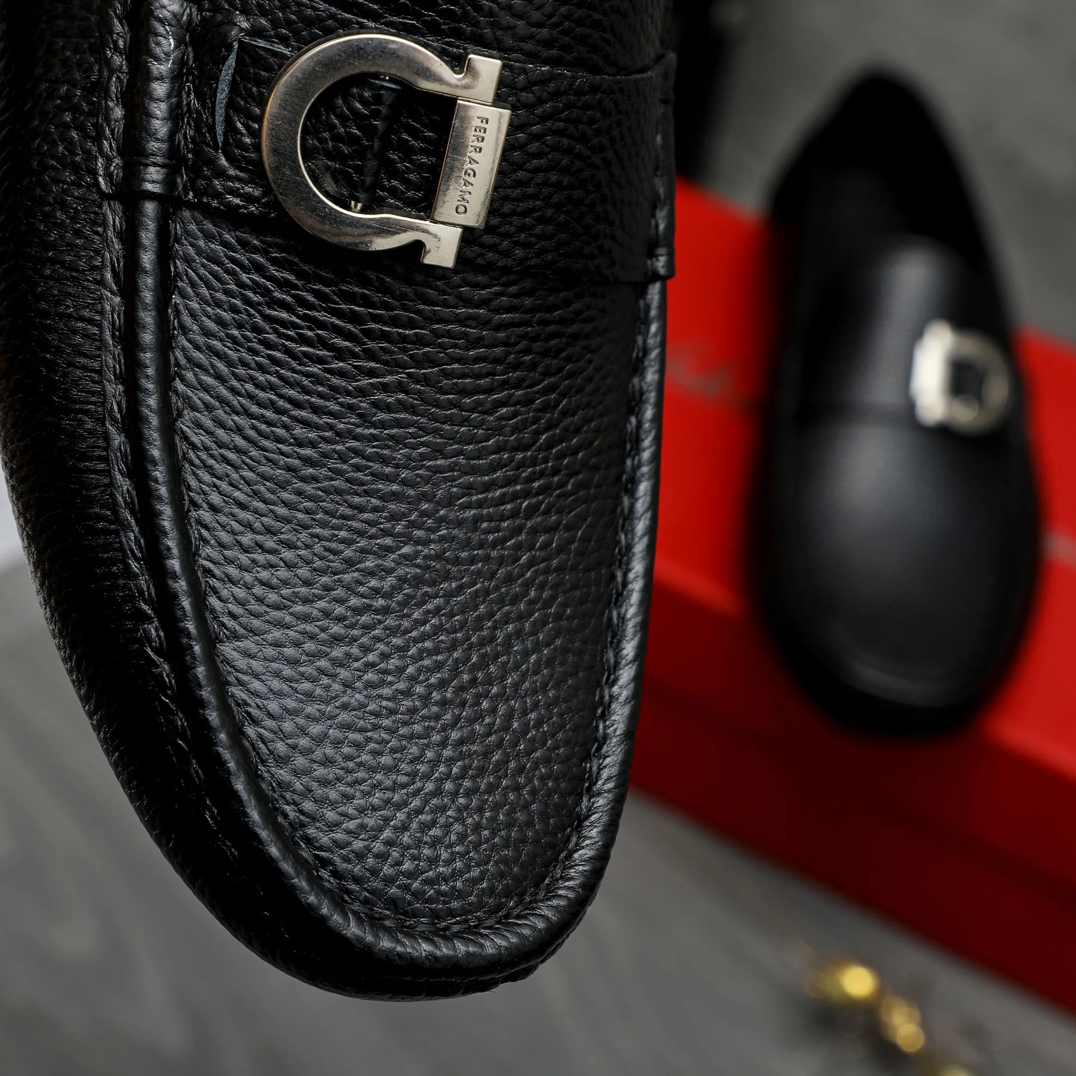 P420 Product trademark: Ferragamo [Ferragamo] Casual slip-on men's shoes Regular size: 38-44 Product material: Selected pebbled cowhide upper, sheepskin lining, original rubber outsole